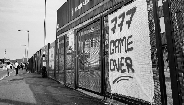 Une bannière protestant contre le fonds américain devant le stade du Standard de Liège - un des nombreux clubs de football, à l'image du Red Star de Saint-Ouen, possédés par 777 Partners.