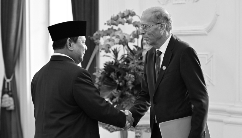 Le président indonésien Prabowo Subianto (G) reçoit François Corbin, représentant spécial du ministre français de l'Europe et des affaires étrangères pour les relations économiques avec les pays de l'ASEAN, le 21 octobre 2024 à Jakarta.