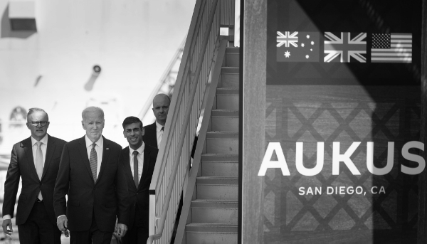 Le premier ministre australien Anthony Albanese, son homologue britannique Rishi Sunak et le président américain Joe Biden lors d'une réunion concernant l'AUKUS, le 13 mars 2023.