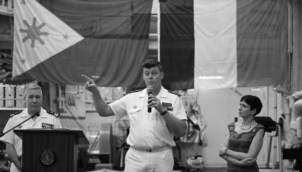 Le contre-amiral Geoffroy d'Andigné (centre), commandant des forces armées françaises en Asie-Pacifique (Alpaci) à Manille, le 28 juin 2023. Alpaci devrait être renforcé, tant en termes de ressources humaines que de périmètre. 