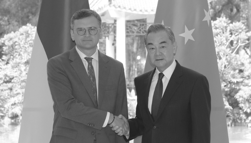 Le ministre ukrainien des affaires étrangères Dmytro Kuleba et son homologue chinois Wang Yi à Guangzhou, le 24 juillet 2024.