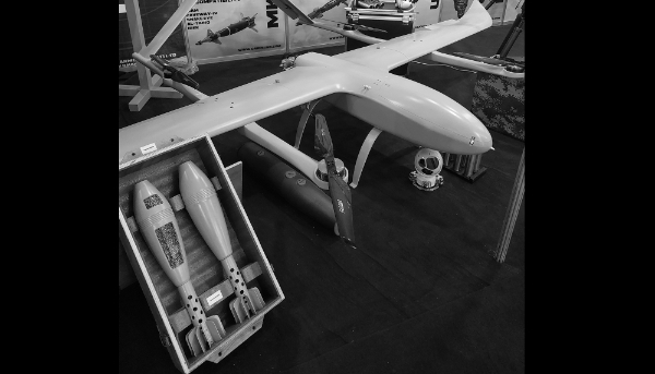 Un drone de manufacture chinoise présenté sur le stand de l'armurier pakistanais (de Peshawar) Daudsons Armoury lors du salon de défense IDEAS de Karachi, en novembre 2024.