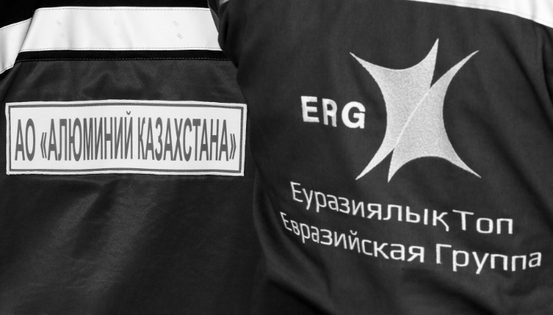 Le logo de la société minière Eurasian Resources Group (ERG, ex-ENRC) sur la veste d'un ouvrier de l'usine d'Aluminium du Kazakhstan JSC à Pavlodar.