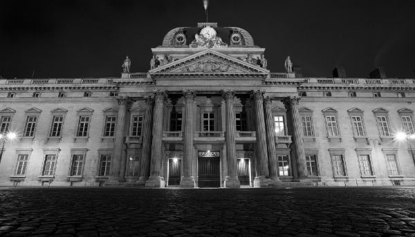 Le Conseil général de l'armement (CGARM) est installé au sein de l'École militaire, à Paris. 