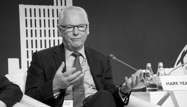 Francis Maude lors d'une session spéciale de l'Astana International Financial Centre, en mai 2018.