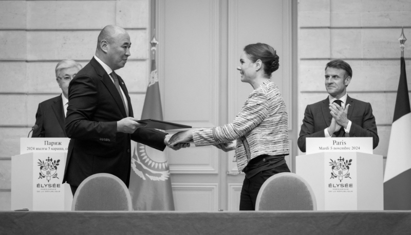 Kanat Charlapaïev, ministre kazakh de l'industrie et de la construction et Olga Givernet, ministre française de l'énergie, lors de la signature d'une feuille de route entre Paris et Astana pour un partenariat stratégique sur les minerais critiques, à Paris, le 5 novembre 2024.
