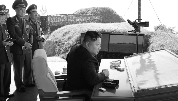 Le dirigeant nord-coréen Kim Jong-un inspectant des pas de tirs d'artillerie (photo non datée publiée par l'Agence centrale de presse coréenne, le 6 octobre 2024).