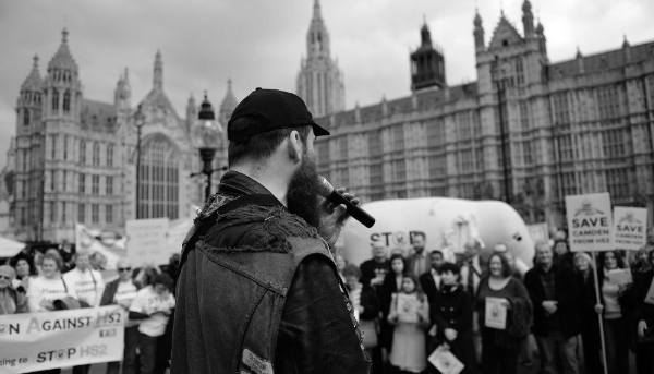 Des manifestants contre le projet de TGV HS2, à Londres, le 18 avril 2014.