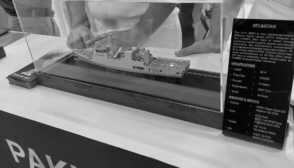 Une maquette du navire OPV-Batch II présentée sur le stand de la Pakistan Navy durant le salon IDEAS 2024, à Karachi.