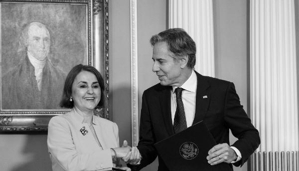 La ministre roumaine des affaires étrangères Luminita Odobescu et le secrétaire d'État américain Antony Blinken à Washington, le 21 juin 2024.