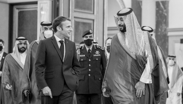 Le président français Emmanuel Macron et le prince héritier Mohammed bin Salman al-Saoud à Riyad, le 4 décembre 2021.