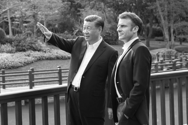 Le président chinois Xi Jinping et son homologue français Emmanuel Macron au Jardin des pins à Guangzhou, dans la province chinoise de Guangdong, le 7 avril 2023. 