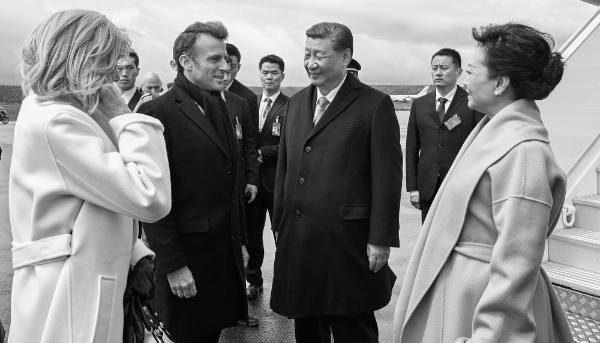 Le président chinois Xi Jinping et son épouse Peng Liyuan sont reçus par son homologue français Emmanuel Macron et son épouse Brigitte Macron à l'aéroport de Tarbes, le 7 mai 2024.