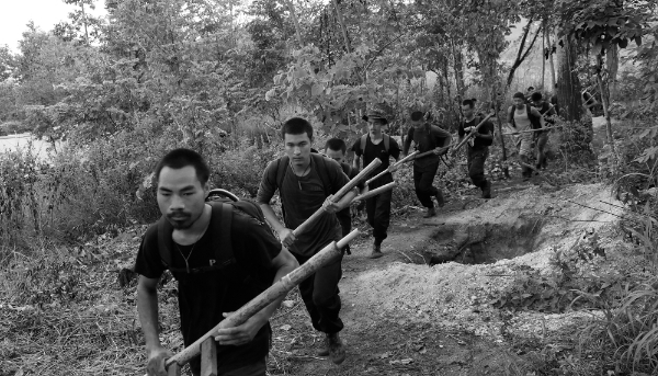 Des membres de la People's Defence Force, la branche armée du National Unity Government, lors d'un entraînement, le 8 octobre 2021.