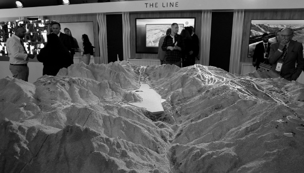 Une maquette de la Trojena, les montagnes du projet Neom, présentée sur le stand de l'Arabie saoudite lors du MIPIM à Cannes, le 14 mars 2024. Une entreprise française chargée de percer des tunnels dans le cadre de ce méga-projet est aujourd'hui au cœur des négociations entre Islamabad et Riyad sur l'une des plus grandes mines du monde, au Pakistan. 