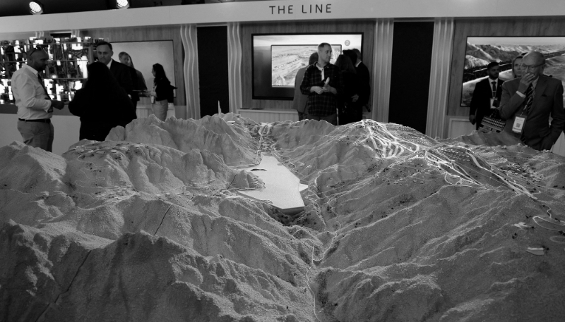 Une maquette de la Trojena, les montagnes du projet Neom, présentée sur le stand de l'Arabie saoudite lors du MIPIM à Cannes, le 14 mars 2024. Une entreprise française chargée de percer des tunnels dans le cadre de ce méga-projet est aujourd'hui au cœur des négociations entre Islamabad et Riyad sur l'une des plus grandes mines du monde, au Pakistan. 