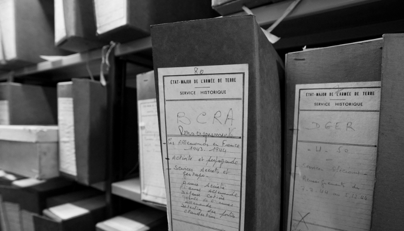 Vue d'une étagère contenant des archives du Bureau central de renseignement et d'action (BCRA) au Service historique de la défense, à Vincennes.