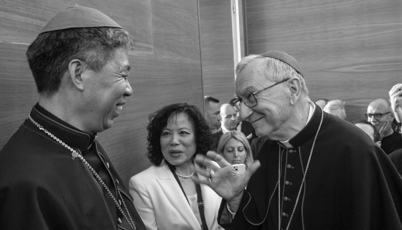 Le cardinal Pietro Parolin (à droite) a rencontré à Rome le 21 mai 2024 l'évêque de Shanghai, Joseph Shen Bin.