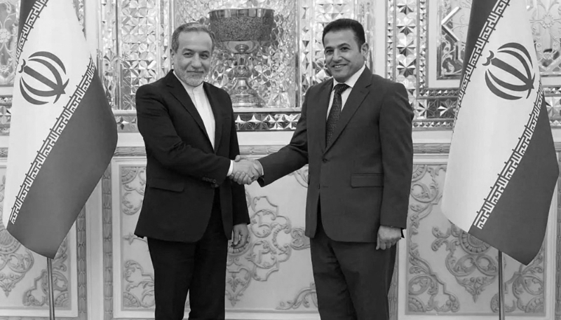 Le conseiller à la sécurité nationale de l'Irak, Qassem al-Araji (à droite), rencontre le vice-ministre iranien des affaires étrangères, Abbas Araghchi (à gauche), à Téhéran, le 10 novembre 2024.