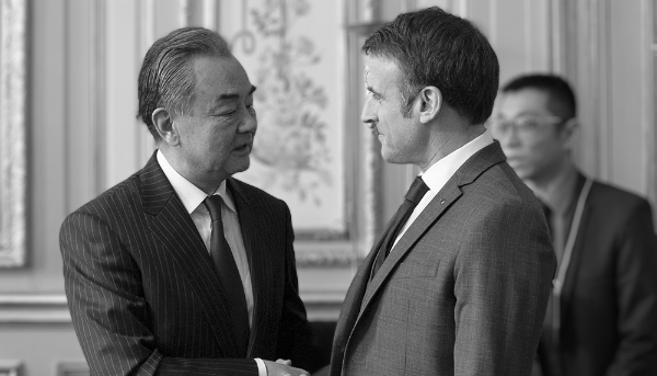 Le ministre chinois des affaires étrangères Wang Yi et le président français Emmanuel Macron, à Paris, le 20 février 2024.