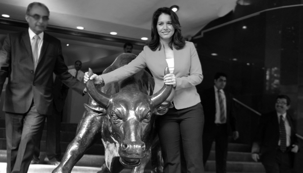 Tulsi Gabbard lors de sa visite à la Bourse de Bombay (BSE) à Mumbai le 24 décembre 2014.