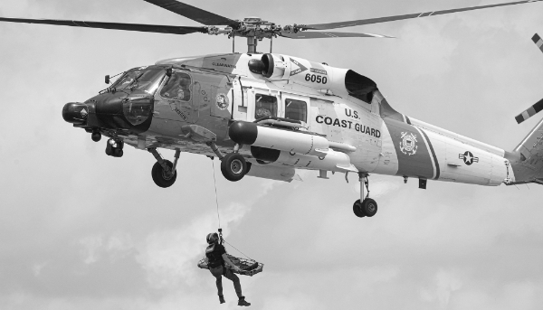 Un hélicoptère des garde-côtes américains à l'aéroport international d'Orlando, Sanford, le 21 avril 2024.