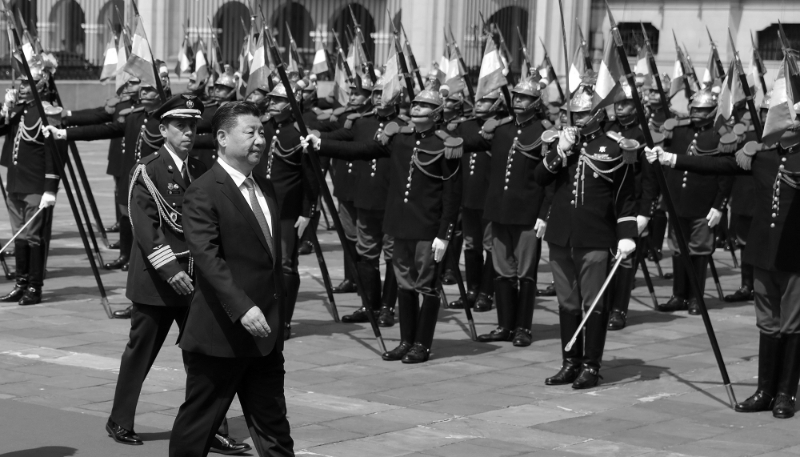 Le président chinois Xi Jinping arrivant au palais présidentiel à Lima, au Pérou, le 21 novembre 2016. Le chef d'État doit se rendre à nouveau dans le pays ce 14 novembre.