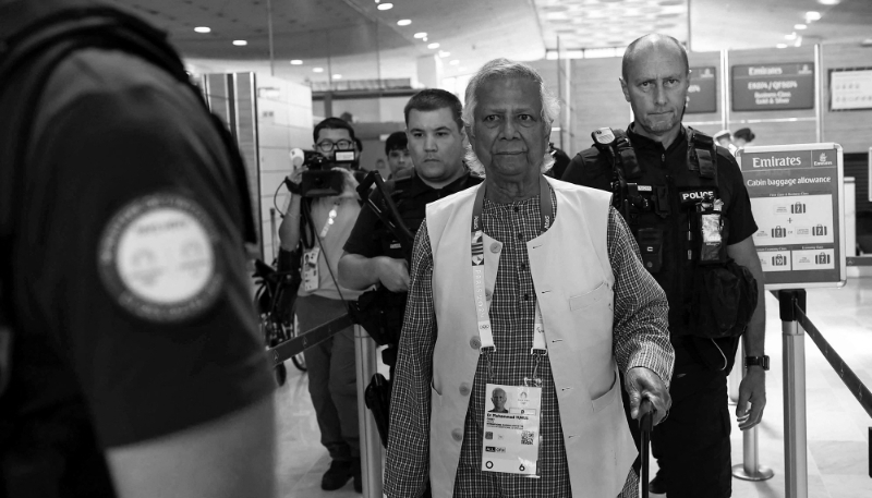 Le lauréat du prix Nobel Muhammad Yunus arrive à l'aéroport de Paris-Charles-de-Gaulle à Roissy-en-France, France, le 7 août 2024.
