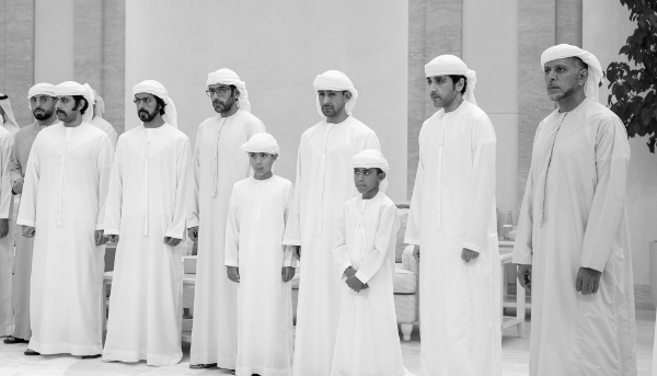 De gauche à droite : Zayed bin Tahnoon al-Nahyan, Khalifa bin Tahnoon bin Mohammed al-Nahyan, Theyab bin Tahnoon al-Nahyan, Mohammed bin Tahnoon bin Mohammed al-Nahyan, Hazza bin Tahnoon al-Nahyan et Mansour bin Tahnoon bin Mohammed al-Nahyan.