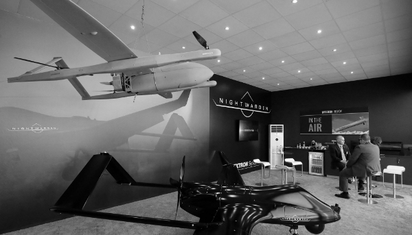 Un drone Nightwarden de l'entreprise américaine Textron exposé lors du salon aéronautique de Dubaï en 2017.