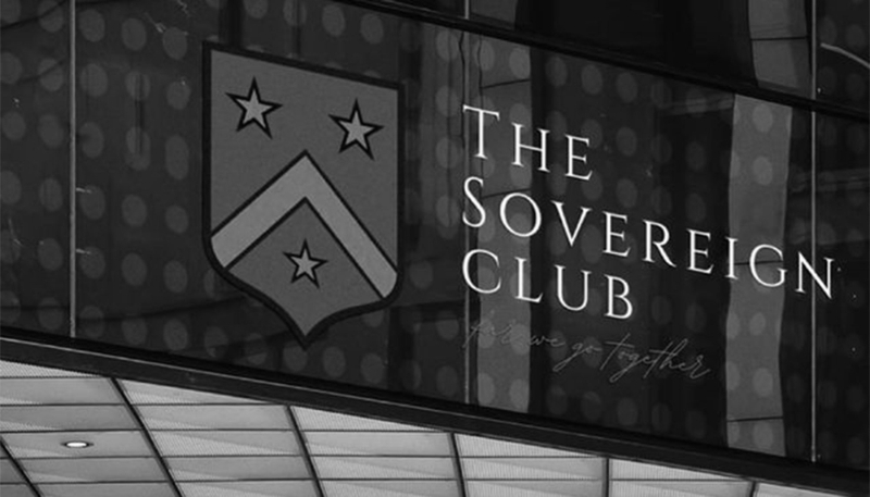 The Sovereign Club a été co-créé par l'ancien diplomate André de Bussy.