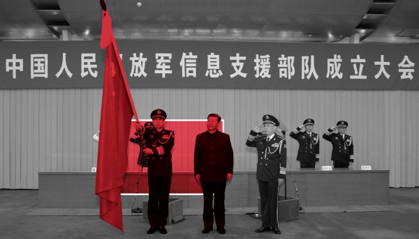 Le président chinois Xi Jinping (à droite) et le lieutenant-général Bi Yi (tenant le drapeau), lors d'une cérémonie de la Force de soutien à l'information de l'Armée populaire de libération chinoise (APL) à Pékin, le 19 avril 2024.