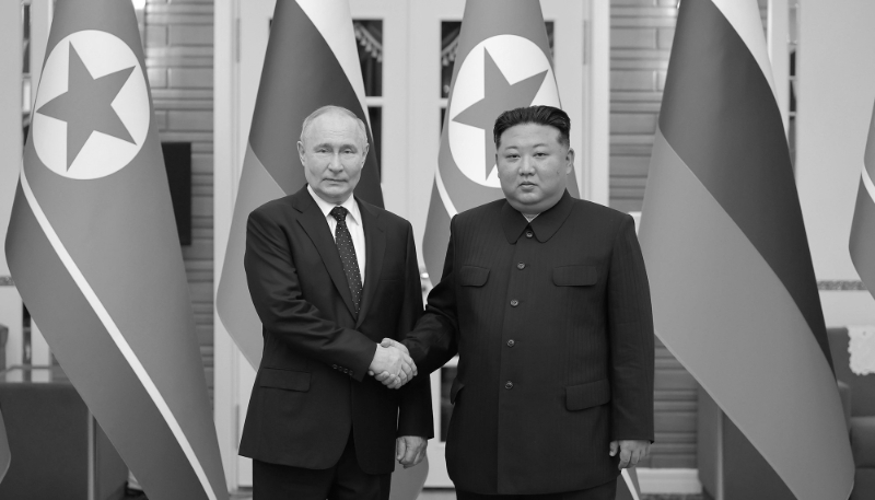 Le président russe Vladimir Poutine (à gauche) et le dirigeant coréen Kim Jong-un, à Pyongyang, le 19 juin 2024.