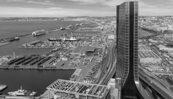 Vue aérienne de Marseille, avec la tour CMA CGM au premier plan.