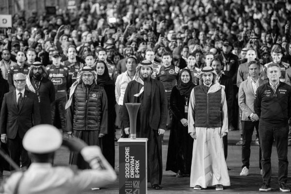 Mohammed bin Salman (au centre) et Jerry Inzerillo (à gauche) lors de la course de Formule-E au circuit de Diriyah, à Riyad, le 28 janvier.