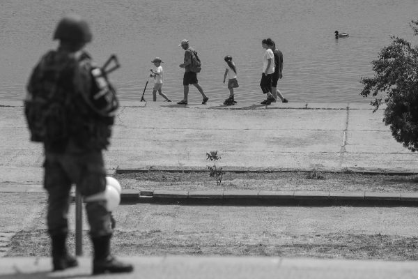 Photo prise lors d'une tournée médiatique organisée par l'armée russe montre un militaire russe montant la garde le long de la rivière Dnipro à Kherson, en Ukraine, le 20 mai 2022.